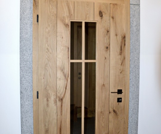 Fošnové vnitřní dveře v obložkové zárubni se sklem z dubového dřeva.