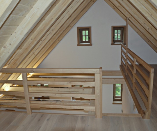 Galerie samonosných schodů na hambalka z dubového dřeva.