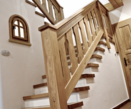 Obklad betonového schodišťě bez podstupňů, včetně zábradlí a fixního okénka pod schody,dubové dřevo, drásané, nátěr transparentní olej.